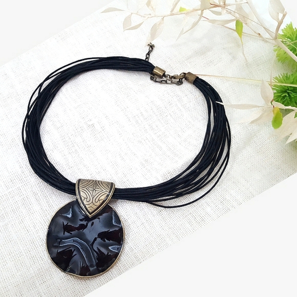 Vintage 90's Chunky Medallion Pendant Chocker/Cord Necklace